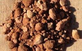 Road gravel for use in construction of roads, small-scale or wholesale