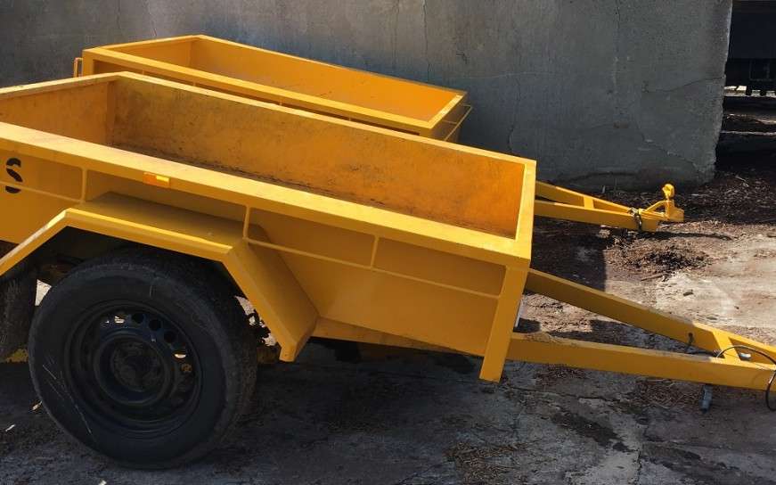 A yellow small trailer, perfect for transporting sand and soil